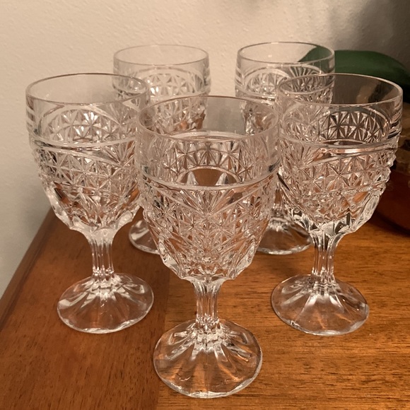 Set of 5 Crystal Cut Glass Liquor Glasses In Excellent Condition - Picture 10 of 10